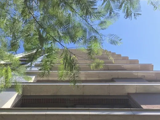 Lá Défence — detalhe de fachada, Porto Alegre